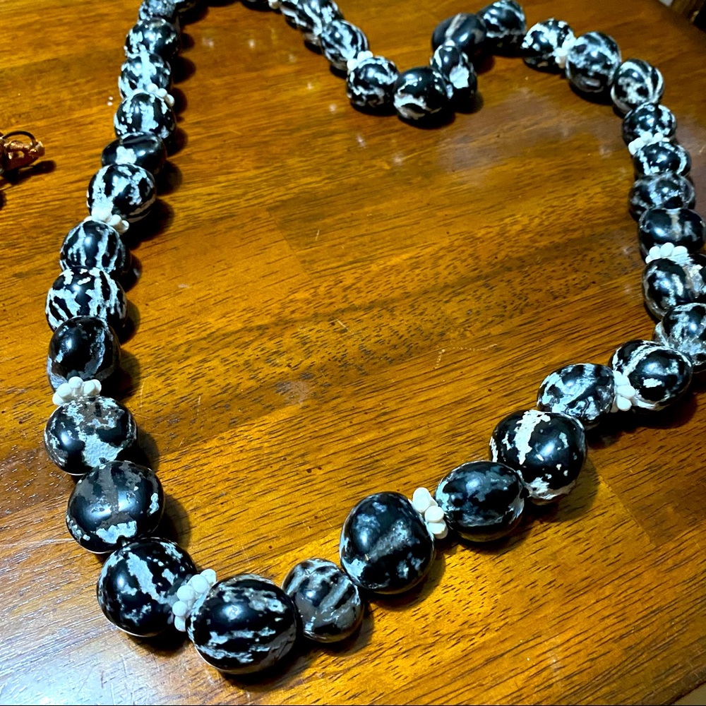 Men’s Kukui nut Lei